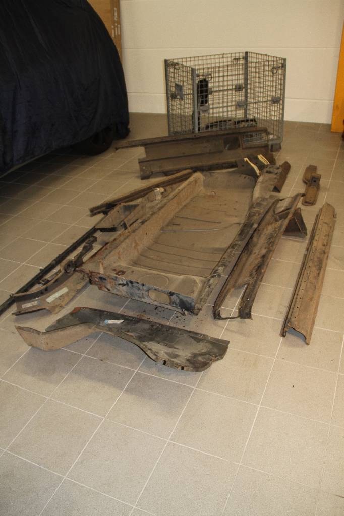 Sehr seltene originale Blechersatzteile von Mercedes Benz für die Baureihe /8 (W115), Bodenhälfte, 4 gute gebrauchte Türen, Schwelleraussenbleche, ...