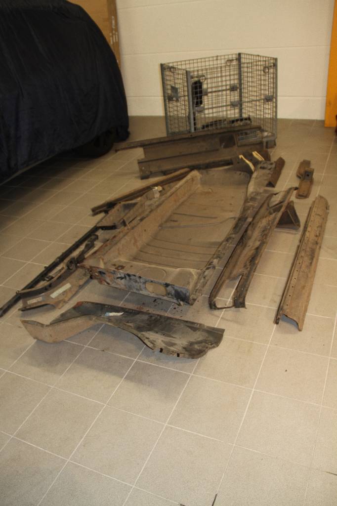 Detail a: Sehr seltene originale Blechersatzteile von Mercedes Benz für die Baureihe /8 (W115), Bodenhälfte, 4 gute gebrauchte Türen, Schwelleraussenbleche, ...