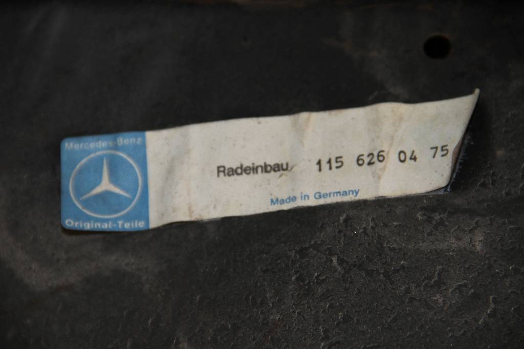 Detail b: Sehr seltene originale Blechersatzteile von Mercedes Benz für die Baureihe /8 (W115), Bodenhälfte, 4 gute gebrauchte Türen, Schwelleraussenbleche, ...