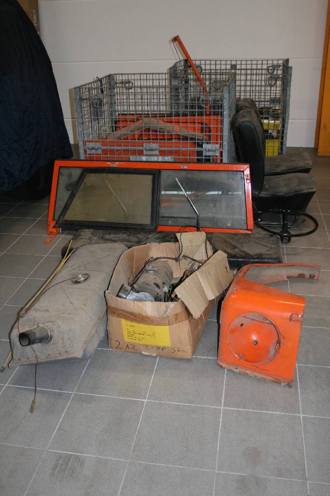 Detail a: Konvolut Gitterboxen mit teilweise sehr raren Teilen für die VW Typen 181 und VW Bus T2, wie z.B. Frontscheibenrahmen mit Anbauteile VW 181, ...
