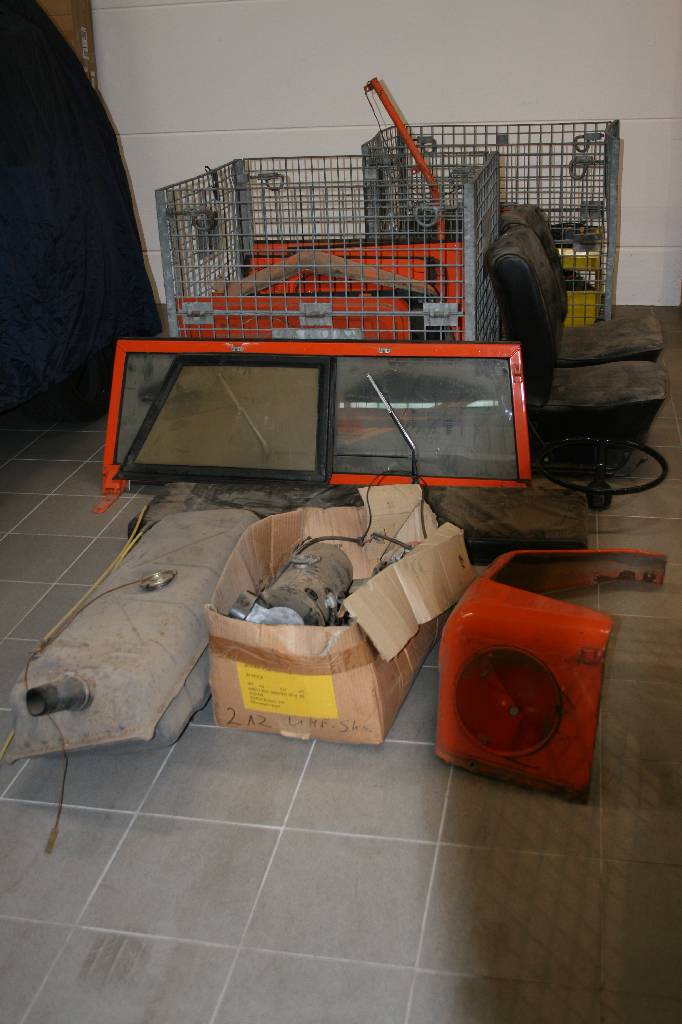 Detail b: Konvolut Gitterboxen mit teilweise sehr raren Teilen für die VW Typen 181 und VW Bus T2, wie z.B. Frontscheibenrahmen mit Anbauteile VW 181, ...