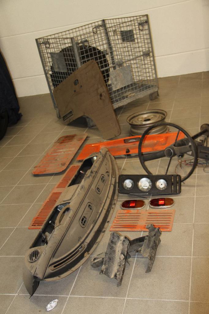 Detail c: Konvolut Gitterboxen mit teilweise sehr raren Teilen für die VW Typen 181 und VW Bus T2, wie z.B. Frontscheibenrahmen mit Anbauteile VW 181, ...