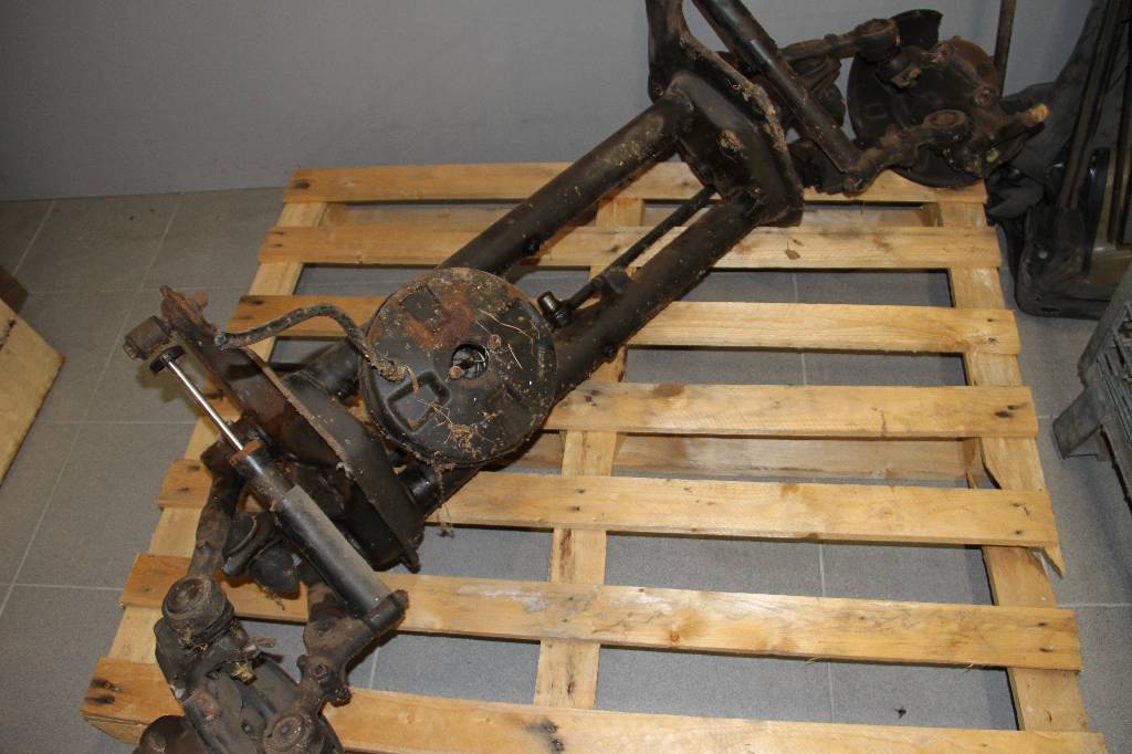 Detail d: Konvolut Gitterboxen mit teilweise sehr raren Teilen für die VW Typen 181 und VW Bus T2, wie z.B. Frontscheibenrahmen mit Anbauteile VW 181, ...
