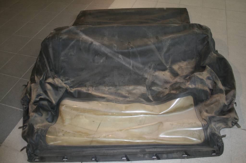 Detail e: Konvolut Gitterboxen mit teilweise sehr raren Teilen für die VW Typen 181 und VW Bus T2, wie z.B. Frontscheibenrahmen mit Anbauteile VW 181, ...