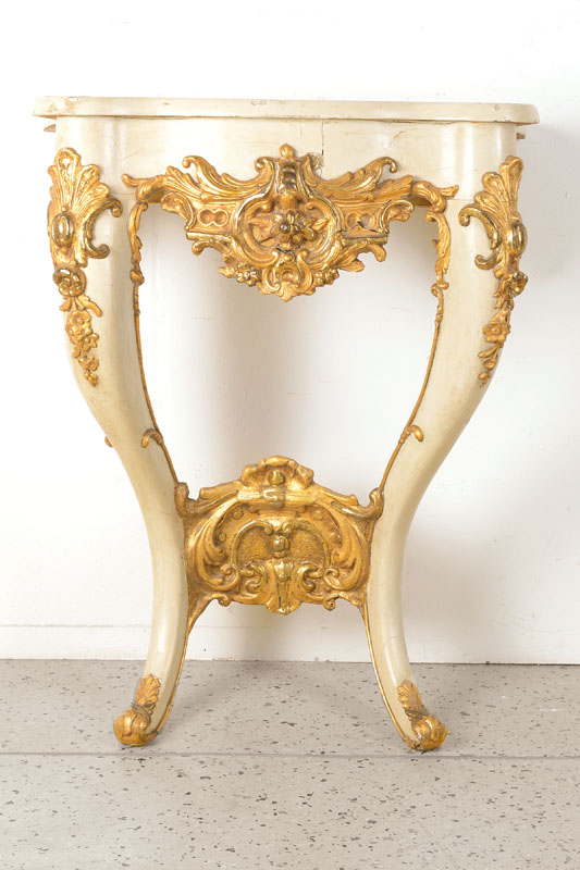 Wandkonsole, wohl Italien, um 1850/60, Weichholz reich geschnitzt u. gefaßt, allseitig geschweift, detailreiches Rocaillen- u. Kartuschelornament, ...