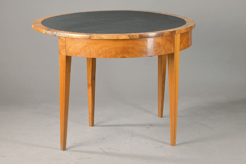 Demi-Lune-Tisch / Spieltisch, Schweiz, um 1820/30, Nussbaumfurnier radial verlegt, Zarge querfurniert, konische Vierkantbeine, Innen mit Filz ...