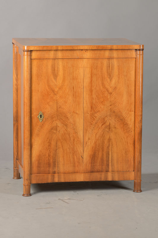 Halbschränkchen, Wien, um 1820, Nussbaumfurnier z.T. doppelt gespiegelt verlegt auf Weichholzkorpus, Eiche gegenfurniert, allseitig furniert u. ...
