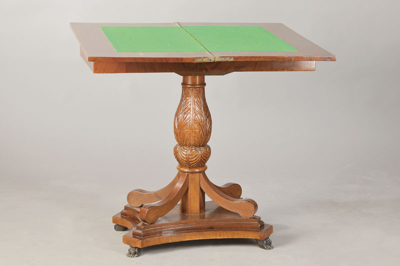 Spieltisch wohl Mainz, um 1830, Mahagoni- bzw. Pyramidenmahagonifurnier auf Weichholzkorpus, Zargenkasten mit aufklapp- u. drehbarer Platte, Innen ...