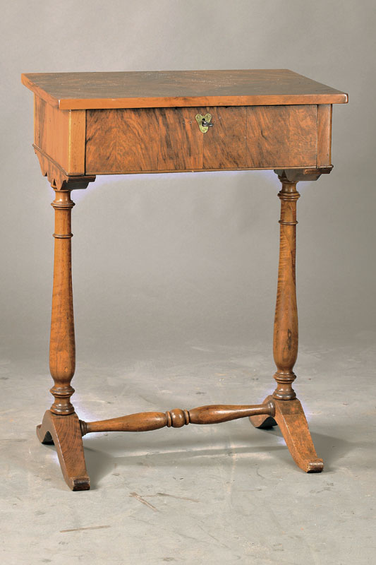 Nähtisch deutsch, um 1830, Nussbaumfurnier z.T. auf Kreuzfuge verlegt, Weichholzkorpus, 1 -schübig mit Einteilung, Schloss sek., mit ...