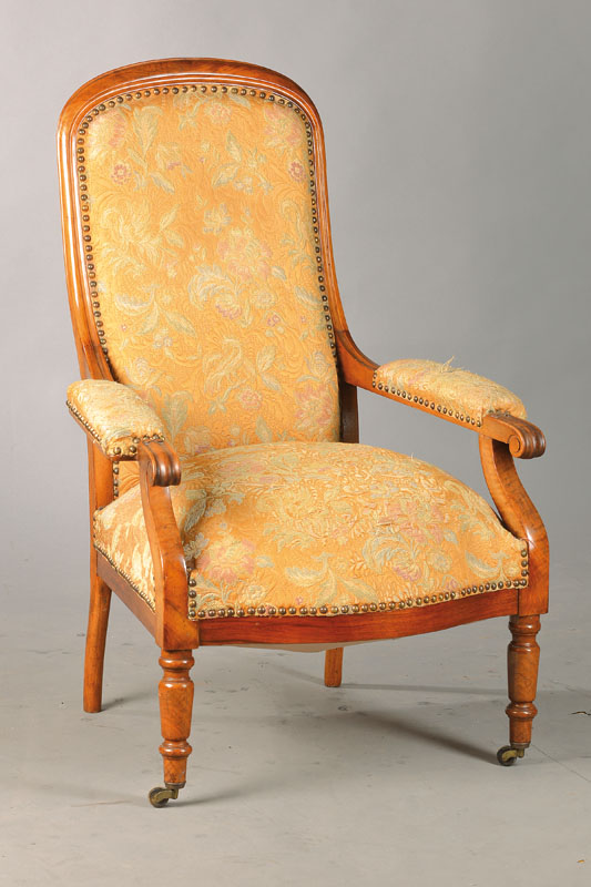 Voltaire-Sessel, deutsch, um 1840/50, Nussbaum massiv, z.T. gerieft, vordere Balusterbeine, auf Rollen, gewölbte Zarge, Bezug l. zerschlissen, ...