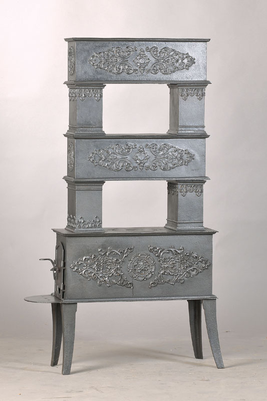 Zierlicher Biedermeier-Etagenofen, deutsch, frühes 19.Jh., Gußeisen, vielfache Arabesken- u. Rosettenverzierung, 3 Etagen, Funktion nicht geprüft, ...