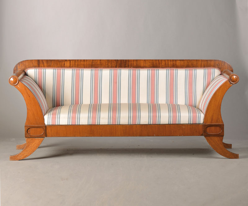 Biedermeiersofa, wohl norddeutsch, um 1820/30, Nussbaumfurnier auf Weichholzkorpus, Beine u. Armstützen füllhornartig, ca. 86x208x63 cm, Sh. ca. 47 ...