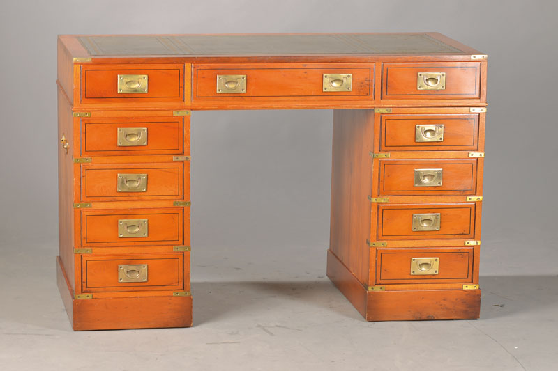 Bureau-plat, sog. Schiffsmöbel, England, frühes 20.Jh., Eibenholz, 2 Seitenkästen mit insg. 11 Schubladen, typisch eingelassene Messingbeschläge ...