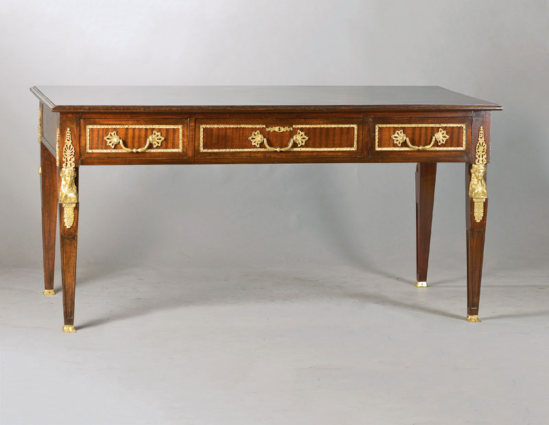 Bureau-plat im Empire-Stil, 2.H.20.Jh., Mahagoni, 3-schübig, prunkvoller Beschlag u.a.mit plastischen Hermen, 4 konische Vierkantbeine, zeitlos ...