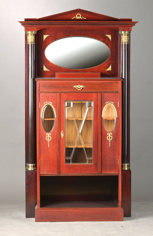 Vertiko im Wiener Empire-Stil, um 1900, Mahagonifurnier auf Eichekorpus, 1-türig u. 2-schübiges Vertiko mit Säulenumbau u. st. profiliertem ...