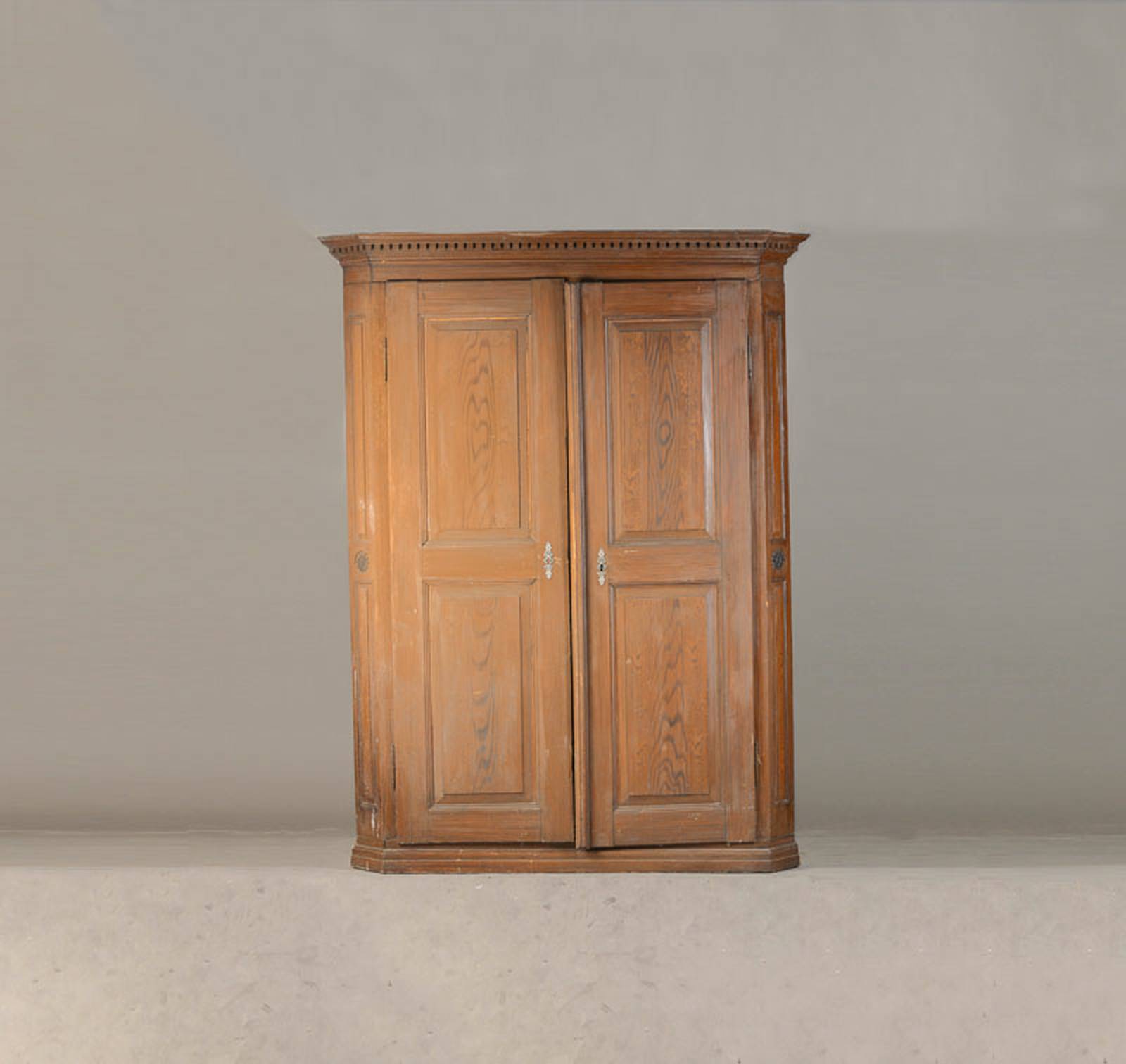 Barockschrank, wohl südwestdeutsch, Pfalz, um 1800/10, Weichholz mit orig. Bierlasur in Kamm-u.-Zieh-Technik, komplett auf Rahmen gearbeitet, Ecken ...