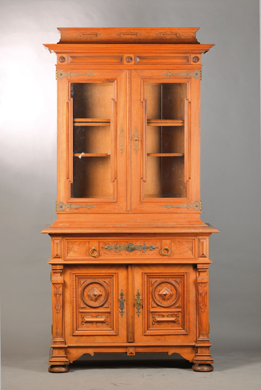 Bücherschrank, deutsch, um 1870/80, Nussbaumfurnier u. Wurzelholzfurnier auf Eichekorpus, Halbschrank 2-türig u. 1-schübig, seitl. Pilaster u. ...