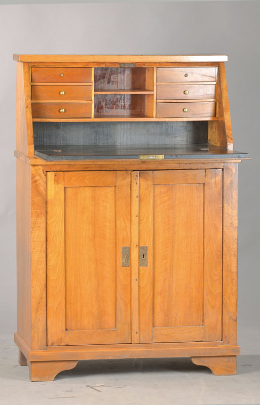 Schrägklappensekretär, deutsch, um 1840/50, Nussbaum massiv, 2-türiger Korpus mit Schrägklappe, Innen 6-schübig mit 2 Brieffächern, schwarz ...