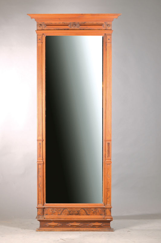 Prunkspiegel, deutsch, um 1880/90, Gründerzeit, Nussbaumfurnier auf Weichholzkorpus, stiltypische Gründerzeitornamentik, seitl. kannelierte ...