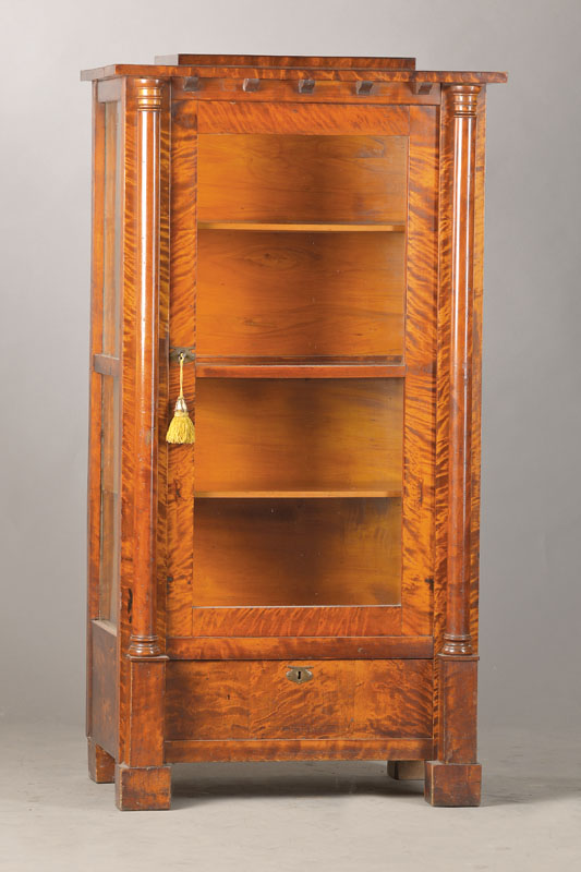 Damen-Salonvitrine, Raum Berlin, um 1820/25, Birkefurnier auf Weichholzkorpus, 1-türig, Sockelschub, 3-seitig orig. verglast, seitl. angesetzt ...
