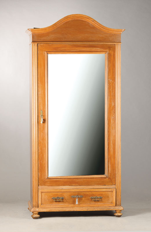 Garderobenschrank, süddeutsch, um 1860/70, Nussbaumfurnier auf Eichekorpus, 1-türig mit großem fac. Spiegelglas, geschweifter Giebel, ...