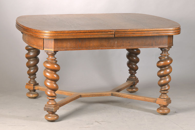 Ovaler Ausziehtisch, deutsch, um 1880/90, Eiche massiv, vielfach profilierte Plattenkante, 4 kräftige sich verjüngende salomonische Säulenbeine ...