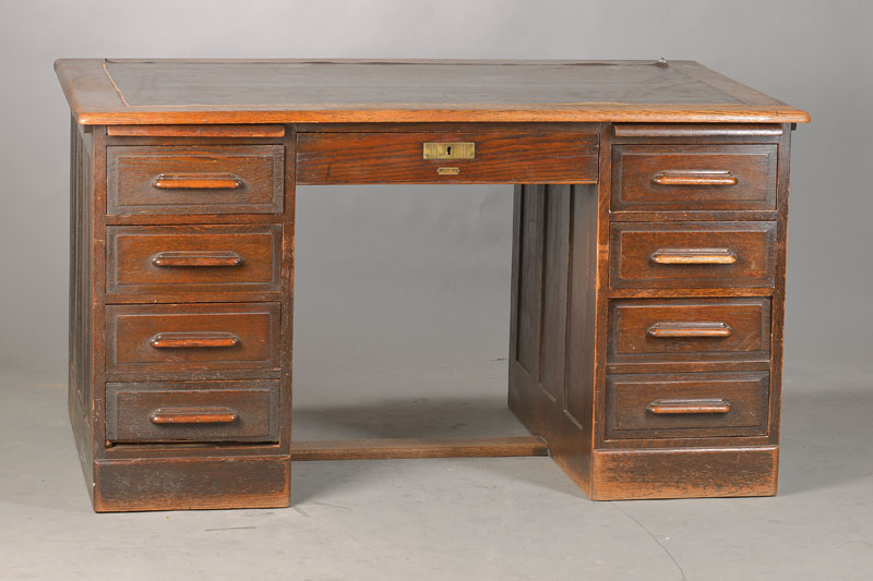 Schreibtisch, deutsch, um 1910/15, Eiche massiv, komplett auf Rahmen gearbeitet, insg. 9- schübig, 2 Seitenkästen, 2 Ausziehplatten, Schreibfläche ...