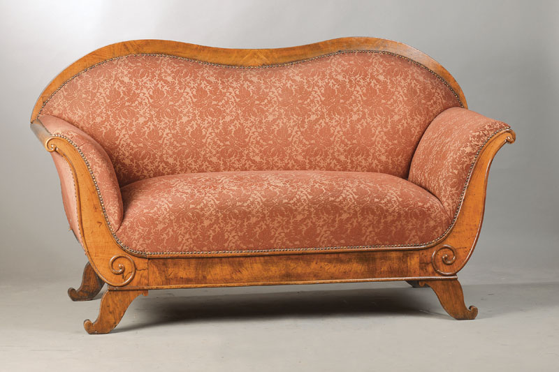 Biedermeiersofa, 2-sitzer, südwestdeutsch, wohl Mainz, um 1820/30 Nussbaumfurnier auf Weichholzkorpus, Rückenlehne doppelt geschweift, Armlehnen ...