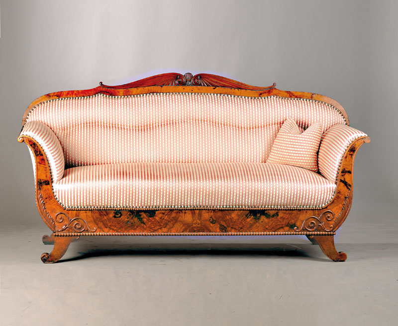 Biedermeiersofa, wohl Frankfurt, um 1835/40, Wurzelnuss- u. Nussbaumfurnier auf Weichholzkorpus, Armstützen füllhornartig ausgeschweift, ...