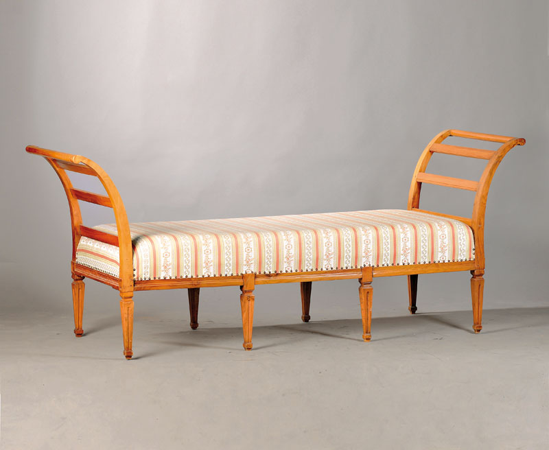 Recamieré, deutsch, aus Teilen um 1770/80, Nussbaum massiv, im 20.Jh. in der Größe verändert, orig. konische u. kannelierte Vierkantfüßchen, ...