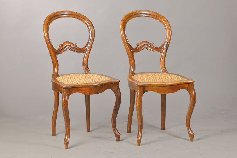8 Ballonrückenstühle, deutsch, um 1850-70, Nussbaum massiv, 4x gerieft, 4x mit Doppelvolute, alle mit Rattangeflecht, dieses mit Gebr.-Sp. jedoch ...