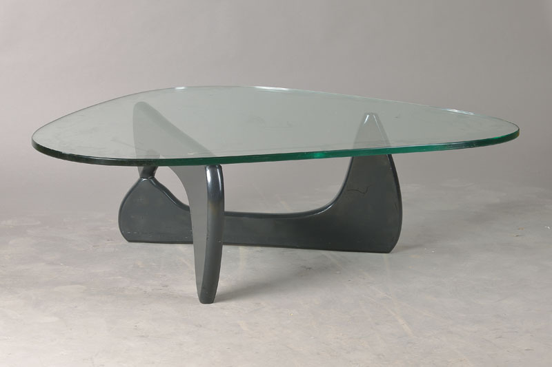 "Coffee Table", Entwurf Isamu Noguchi, um 1944, Geschwärztes Eschenholz mit 19mm starker Glasplatte, Ausführung später, wenige Gebr.-Sp. ...
