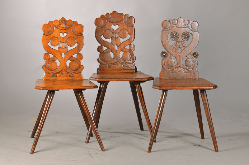 3 Brettstühle, Mittelhessen, Mitte 19.Jh., Eiche u. Buche massiv, geriefte Beine, l. unterschiedliche Rückenlehnenmotive, H. ca. 90 cm, Sh. ca. 48 ...