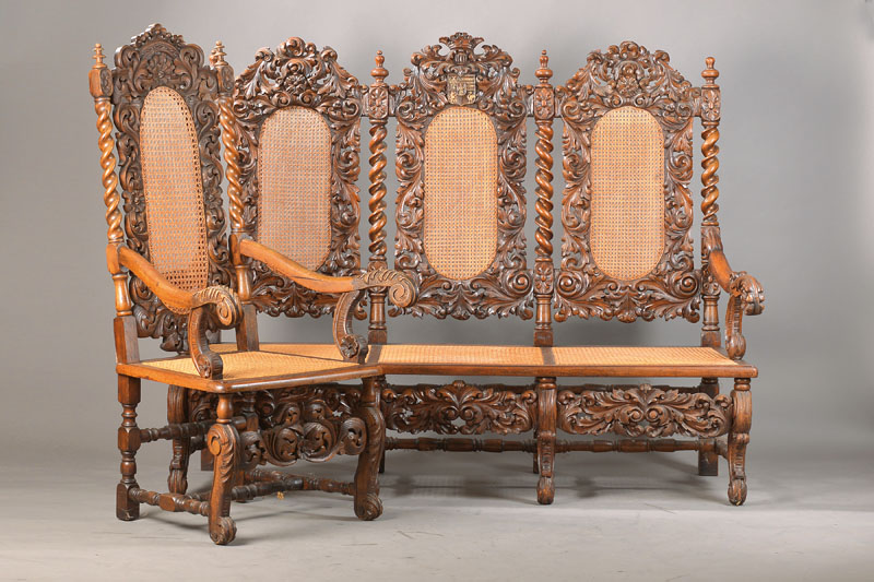 Prunkvolle Historismus-Bank mit 2 Armlehnstühlen, deutsch, um 1870/80, Nussbaum massiv, Rattangeflecht, große 3-Sitzer-Bank mit Fantasie-Wappen, im ...