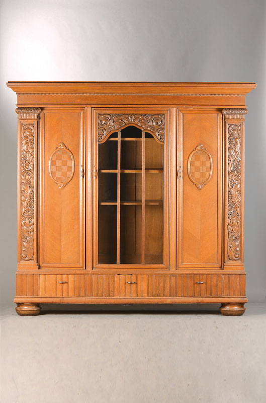 Bücherschrank, deutsch, um 1920, Eiche massiv, komplett auf Rahmen gearbeitet, 3-türig, mittig verglast, 3 Sockelschübe, Sockelteil umlaufend ...