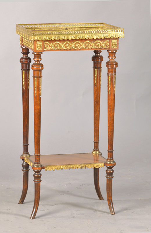 Beistelltischchen, Frankreich, um 1880-1890, Buche auf Nussbaum bzw. Mahagoni gebeizt, untere Etage, üppiger Messingblechbeschlag in ...