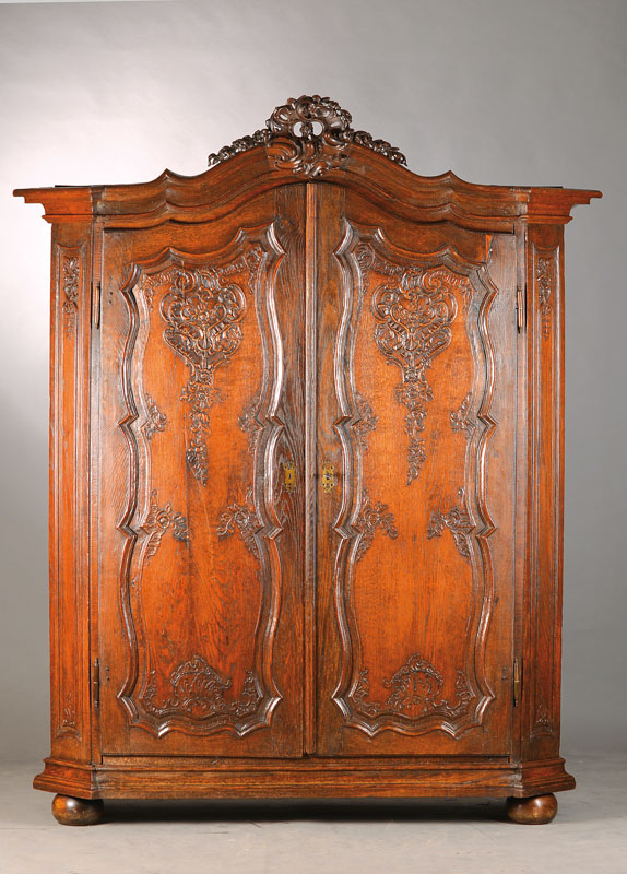 Barockschrank, Moselgebiet, um 1770, Eiche massiv, z.T. auf Rahmen gearbeitet, 2-türig, vielfach geschwungene Kassetten, reliefartige Schnitzerei ...