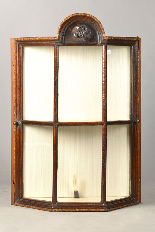 Hängeschränkchen, aus alten Teilen, Eiche massiv, 3-seitig, verglast mit Einlegeböden, trapezförmig, Innen mit Tapette ausgekleidet, ca. 98x67x32 ...