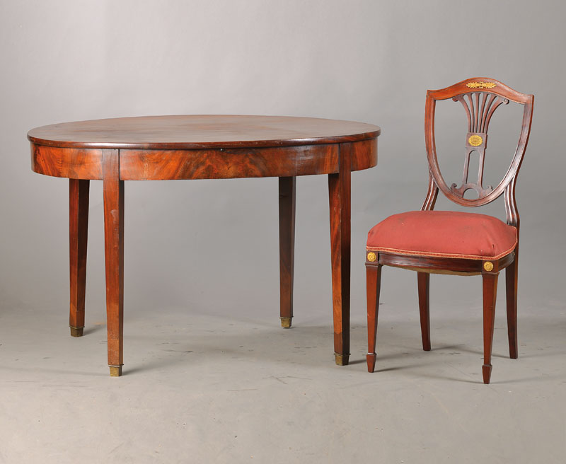 Tisch und 4 Stühle, wohl England, um 1860/70, Mahagoni massiv u. furniert, Tisch oval auf konischen Vierkantbeinen, 4 Stühle mit stilisierter ...