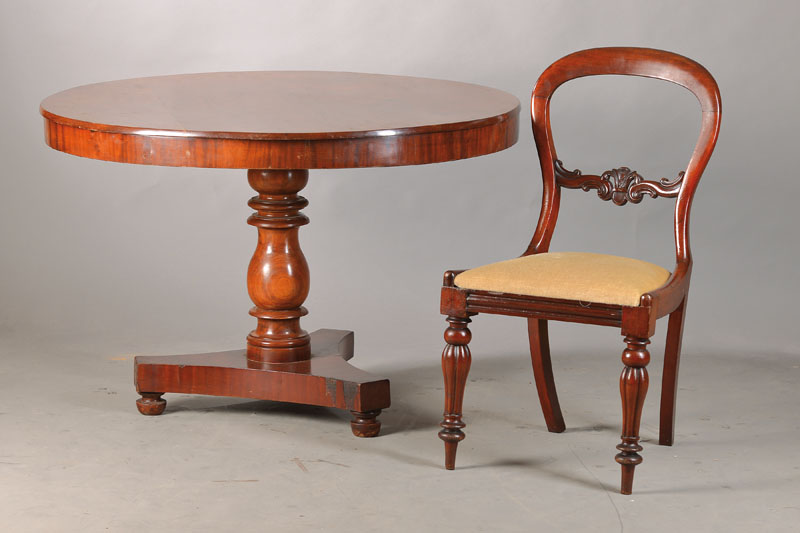 Tisch und 4 Stühle, England um 1880/90, Mahagoni massiv u. furniert, viktorianisch, Tisch mit Balusterschaft u. 3-fach eingezogener Sockelplatte, ...