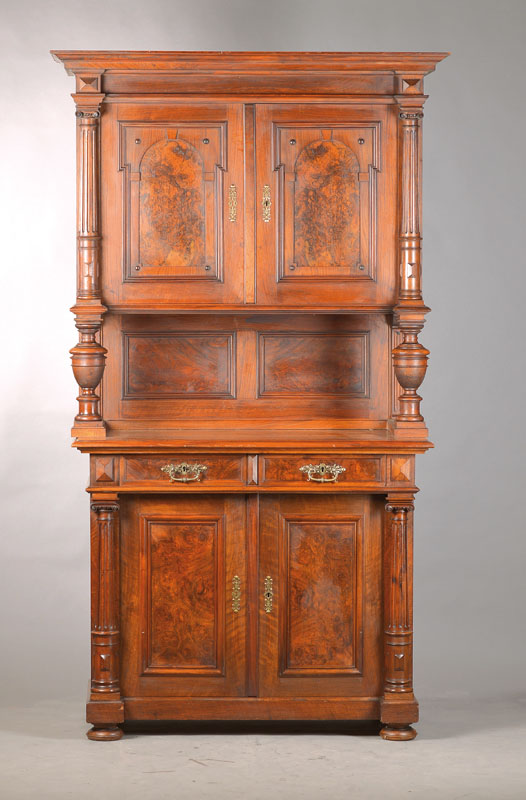 Aufsatzbuffet, wohl westdeutsch, um 1870/80, Nussbaum- u. Wurzelnussfurnier auf Eichekorpus, Unterbau 2-türig u. 2-schübig, seitl. Pilaster mit ...