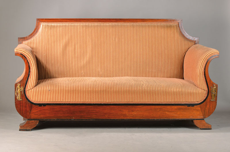 Salonsofa, um 1860, Mahagonifurnier auf Weichholzkorpus, angedeutete Lyraform, geschwärzte Profilleisten sowie Bandeinlagen, antikisierende ...