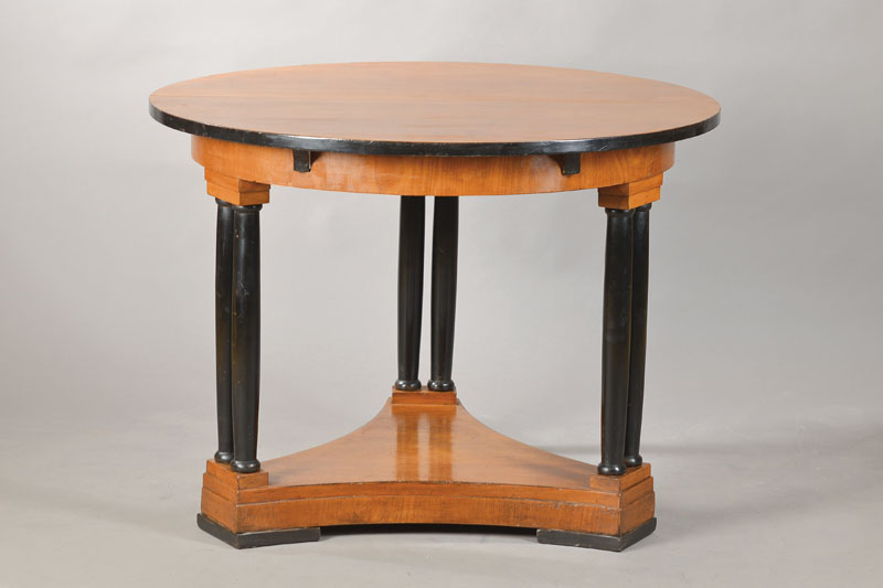 Runder Salontisch zum Ausziehen, deutsch, um 1850/60, Kirschbaum, 3-fach eingezogene Sockelplatte, 6 geschwärzte gestauchte Säulenbeine , ohne ...