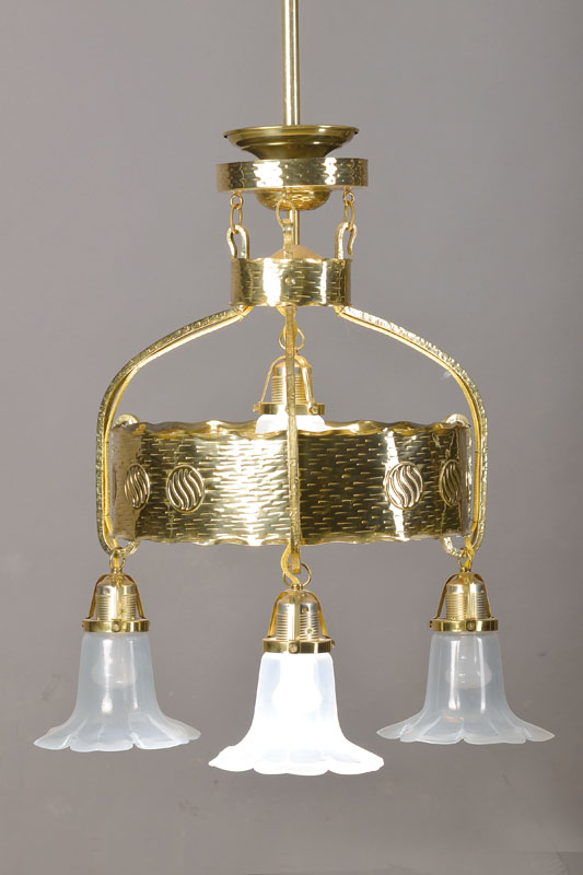 Jugendstil-Lampe, deutsch, frühes 20.Jh., geprägte gereinigte Messingmontur, 4 sek. Schirme, 4 Brennstellen, Elektrifizierung nicht geprüft, H. ...