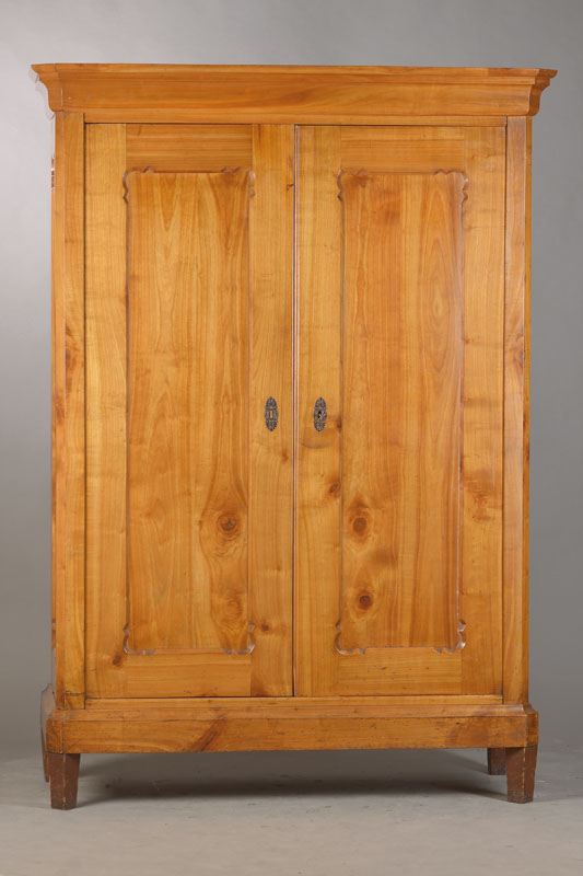 Brezelschrank, deutsch, um 1860, Kirschbaum massiv, 2-türig, Innen Hutablage u. Kleiderstange, orig. Schloss, 4 Füllungsfelder mit geschweiften ...