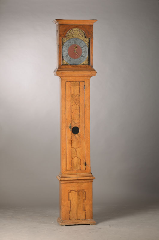 Standuhr, 18.Jh., süddt., einteiliges Holzgehäuse, elegant intarsiert, in der Tiefe und in der Höhe abgenommen/abgeändert, Türschloß mit ...