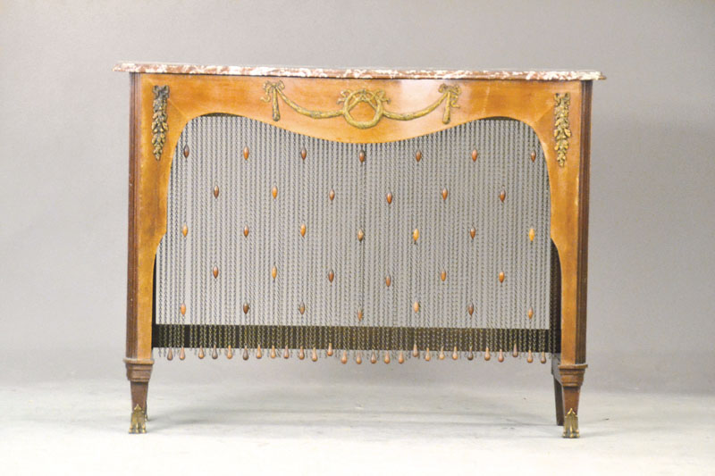 Ofenverkleidung um 1900, Buche furniert, im Transition-Stil, klassizistische Messingbeschläge, gewölbte Front mit passiger Marmorplatte, l. ...