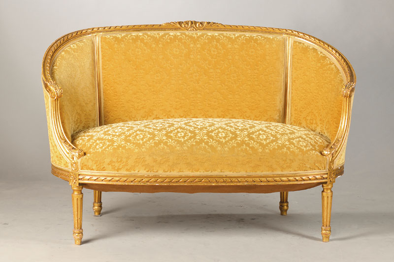 Sofa, Frankreich, um 1900, Buche geschnitzt u. goldfarben gefaßt, nach Vorbild von 1770, klassizistische Ornamente wie Zopffries, Kannelueren u. ...