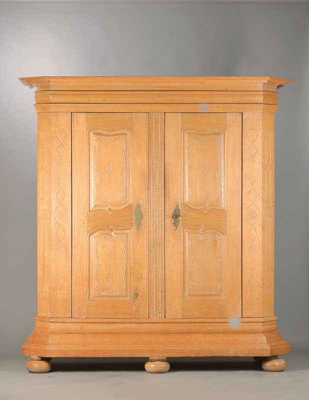 Barockschrank, wohl Pfalz, um 1760, Eiche massiv, auf Rahmen gearbeitet, st. profilierter Sockel sowie Gesims, 2-türiger Korpus mit geschweiften ...