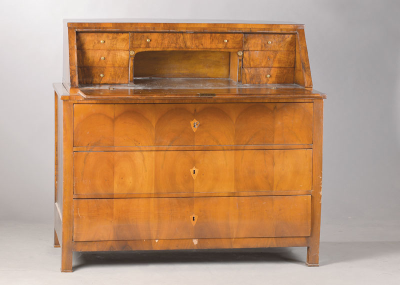 Schrägklappensekretär, wohl Baden, um 1830, Nussbaumfurnier, 3-fach gespiegelt verlegt, 3-schübige Kommode, Schrägklappensekretär mit ...